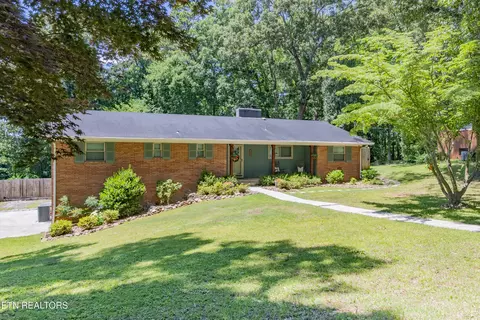 907 W 6th Ave, Lenoir City, TN 37771