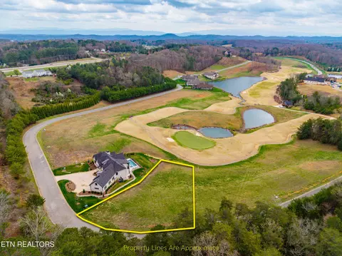 865 Navigator Dr, Lenoir City, TN 37772
