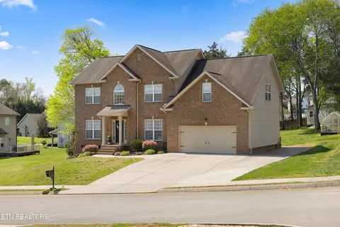 225 Caulderwood Ln, Lenoir City, TN 37771