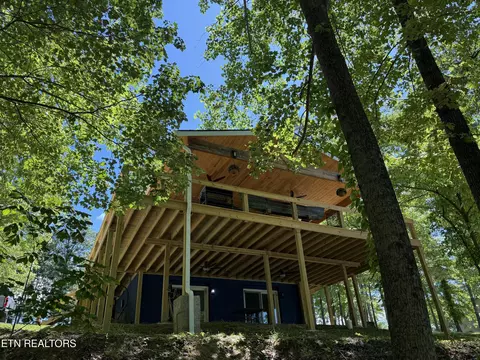 222 Big Creek Ln, La Follette, TN 37766