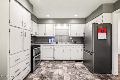 Kitchen - 384 Hc Smith Dr, Oneida, TN 37841 photo 2 of 4
