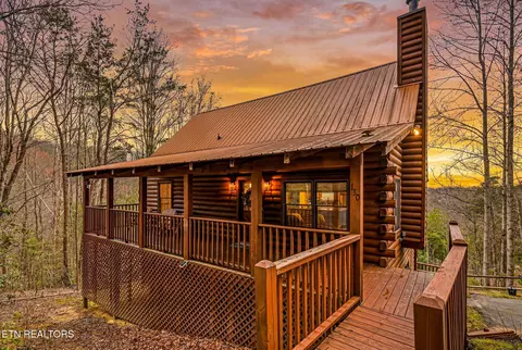 130 Little Round Top Ln, Townsend, TN 37882