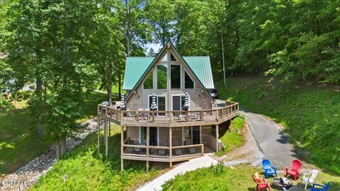 824 Deerfield Way, La Follette, TN 37766