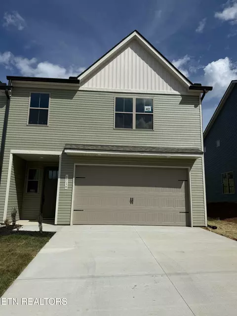 1716 Bennett Village Dr, Maryville, TN 37804