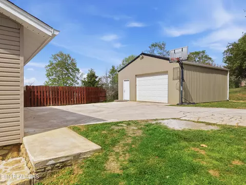 Exterior - 127 Evans Rd, Greenback, TN 37742 photo 4 of 9