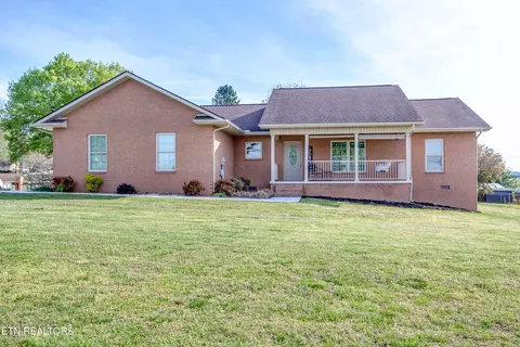 329 Hickory Ln, Jacksboro, TN 37757