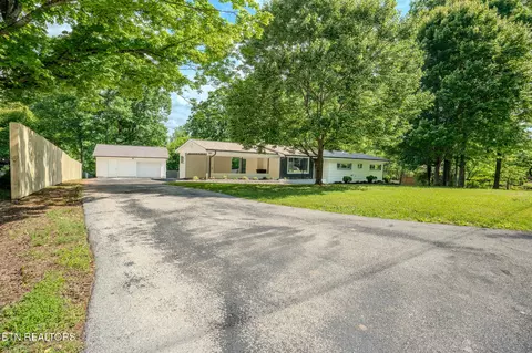 2212 Ridgecrest Dr, Maryville, TN 37803
