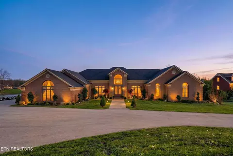 1042 Holiday Dr, Crossville, TN 38555