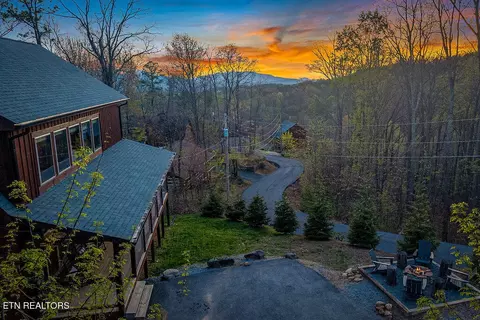 834 Pine Top Ln, Gatlinburg, TN 37738