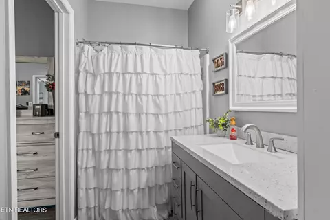 Bath - 226 Ebenezer Rd, Chuckey, TN 37641 photo 4 of 6