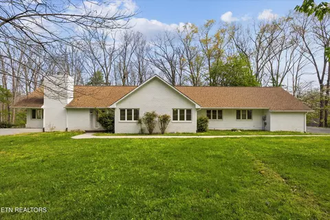 696 Laurel Cir, Crossville, TN 38555