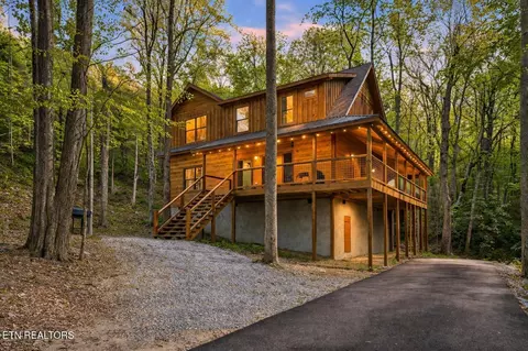 3045 Jones Creek Ln, Sevierville, TN 37862