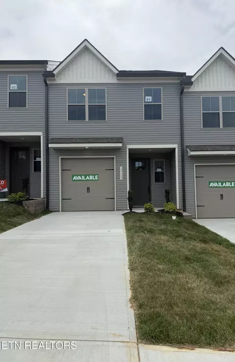 1713 Bennett Village Dr, Maryville, TN 37804