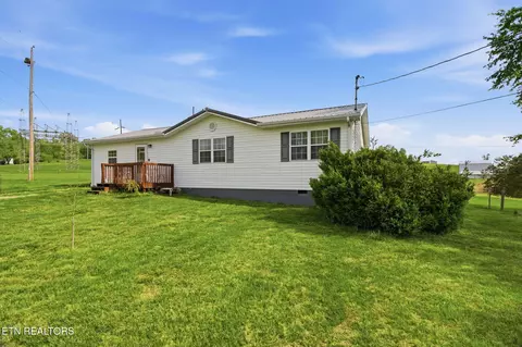 133 Crescent Ln, Jacksboro, TN 37757