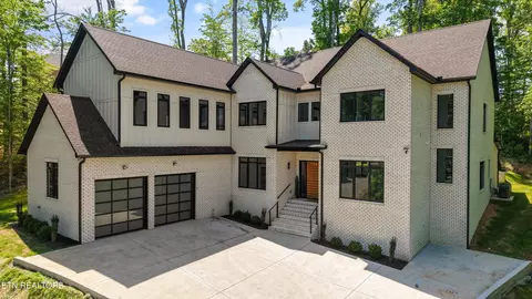 1135 Oak Chase Blvd, Lenoir City, TN 37772