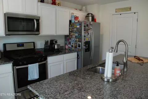 Kitchen - 198 Claire Pl, Talbott, TN 37877 photo 3 of 7