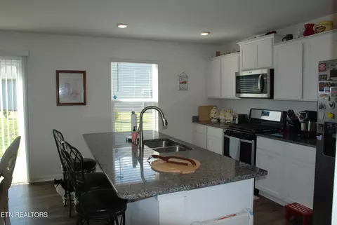 Kitchen - 198 Claire Pl, Talbott, TN 37877 photo 5 of 7