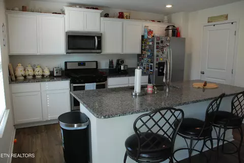 Kitchen - 198 Claire Pl, Talbott, TN 37877 photo 2 of 7