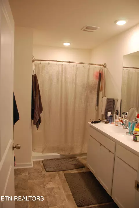 Bath - 198 Claire Pl, Talbott, TN 37877 photo 1 of 2