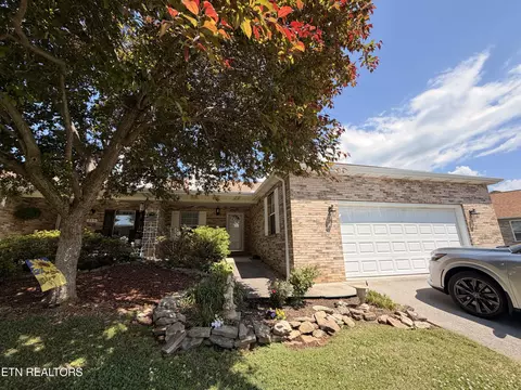 215 Royal Oaks Dr, Maryville, TN 37801