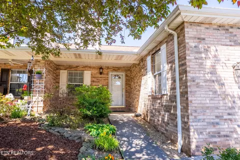215 Royal Oaks Dr, Maryville, TN 37801