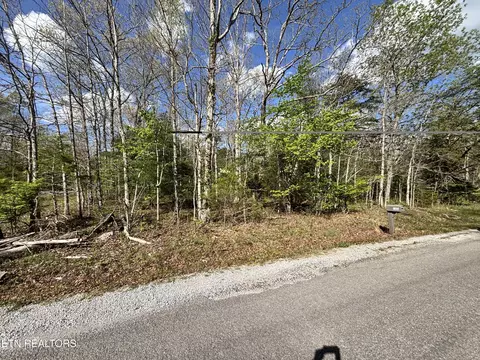 1001 Geronimo Ln, Crossville, TN 38572