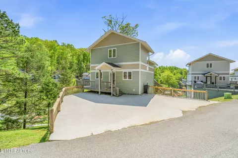 551 Deerwood Ln, La Follette, TN 37766