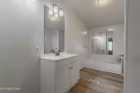Bath - 1046 Talbott Kansas Rd, Talbott, TN 37877 photo 3 of 5