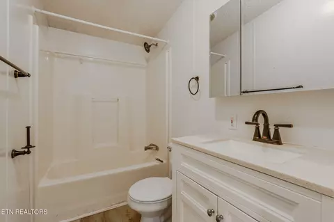 Bath - 1046 Talbott Kansas Rd, Talbott, TN 37877 photo 1 of 5