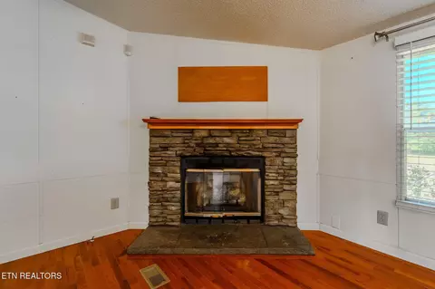 Living - 1046 Talbott Kansas Rd, Talbott, TN 37877 photo 3 of 4