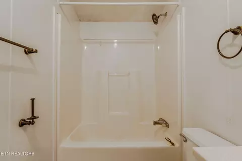 Bath - 1046 Talbott Kansas Rd, Talbott, TN 37877 photo 2 of 5
