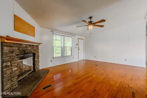 Living - 1046 Talbott Kansas Rd, Talbott, TN 37877 photo 4 of 4