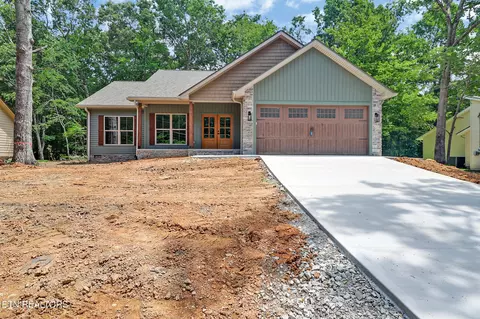 136 Pomeroy Dr, Crossville, TN 38558