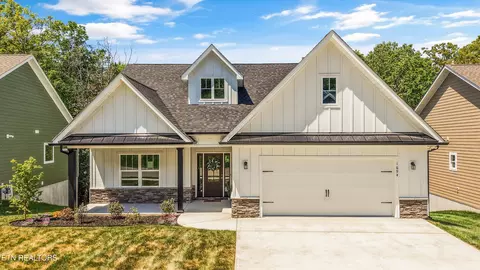 1694 Green Meadows Ln, Lenoir City, TN 37771