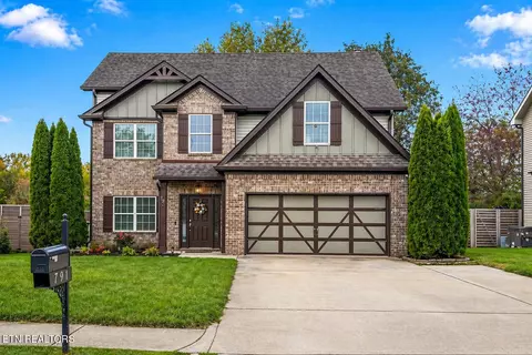 791 W Glenview Dr, Lenoir City, TN 37771