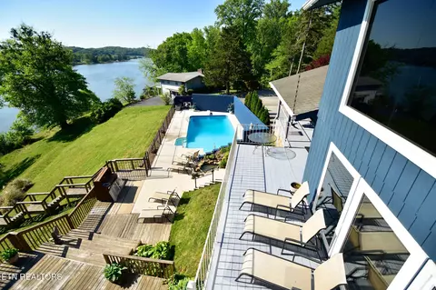 207 Lake Cir, Harriman, TN 37748