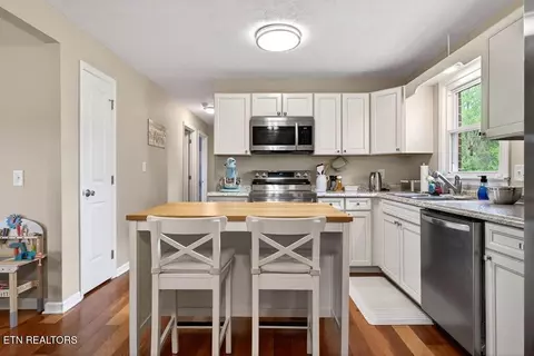 Kitchen - 237 Armstrong Rd, Doyle, TN 38559 photo 3 of 4