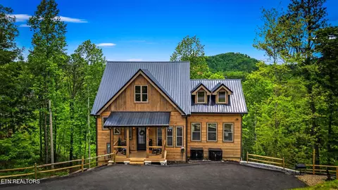 2939 Lightning Strike Dr, Sevierville, TN 37862