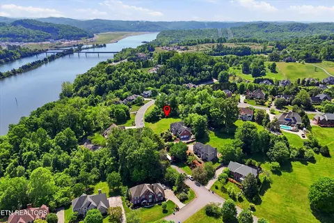 42 Riverside Dr, Oak Ridge, TN 37830