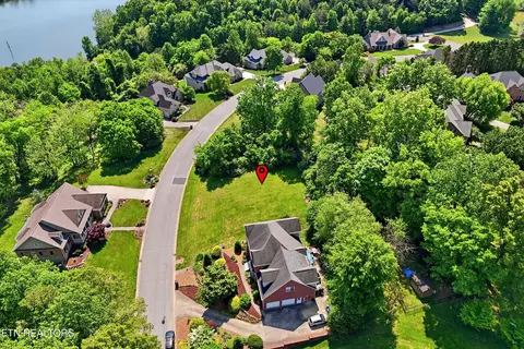 42 Riverside Dr, Oak Ridge, TN 37830