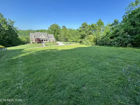 42 Riverside Dr, Oak Ridge, TN 37830