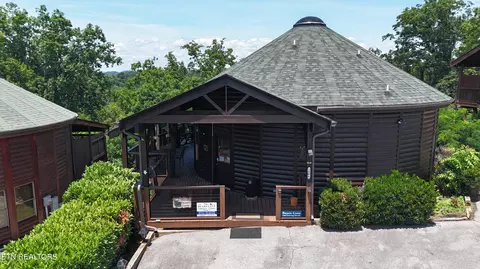 1086 Towering Oaks Dr, Sevierville, TN 37876