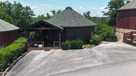 1086 Towering Oaks Dr, Sevierville, TN 37876