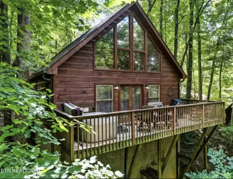 1031 Elm Cir, Sevierville, TN 37876