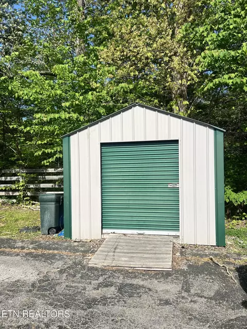 621 S Proctor Blvd, Oneida, TN 37841