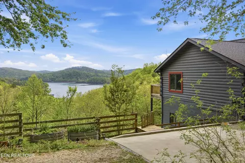 699 Lakeview Dr, Sharps Chapel, TN 37866