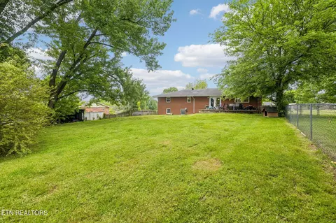 Exterior - 8012 Sharp Rd, Powell, TN 37849 photo 2 of 2