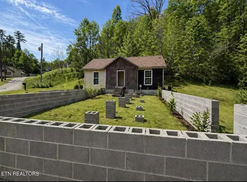 630 Country Estates Rd, Baxter, KY 40806