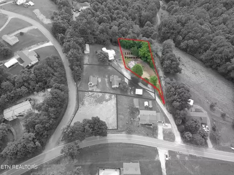 1333 Pinecrest Rd, Jacksboro, TN 37757