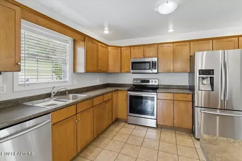 Kitchen - 262 Cresent St, Harrogate, TN 37752 photo 2 of 4